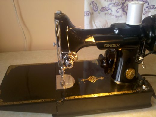 Vintge Singer Sewing Machine | Vintage Floral Cottage