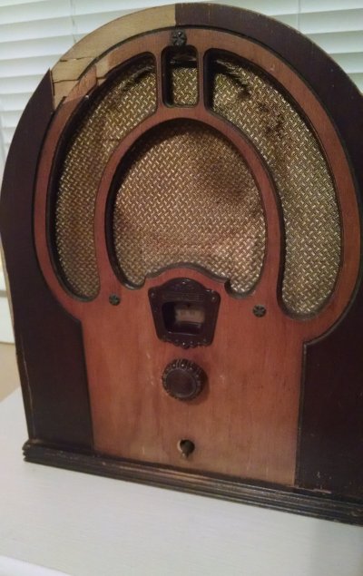 Philco radio set | Vintage Floral Cottage