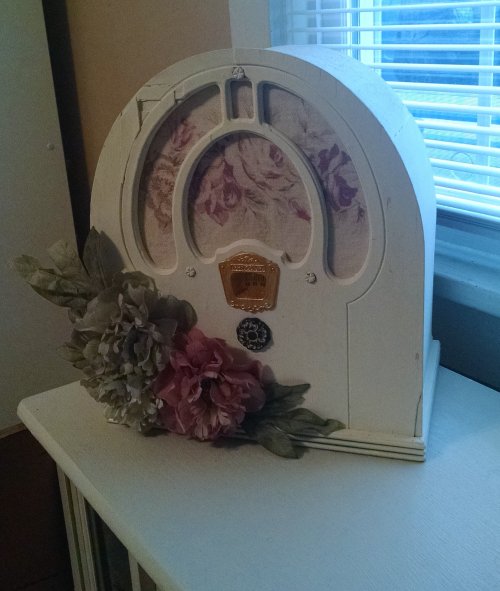 Philco radio set | Vintage Floral Cottage