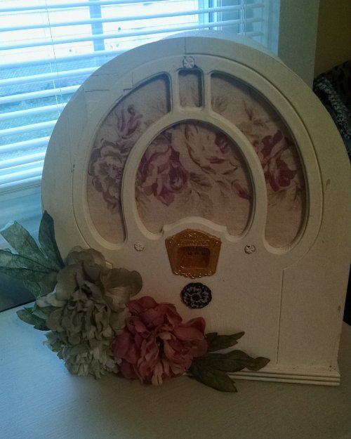 Philco radio set | Vintage Floral Cottage