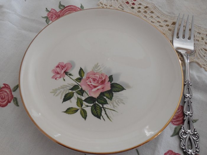 Faded Summer Table - Roses | Vintage Floral Cottage