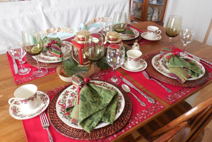 Christmas ribbon table | Vintage Floral Cottage