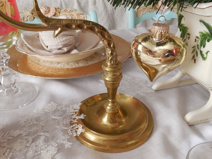 Golden Christmas table | Vintage Floral Cottage