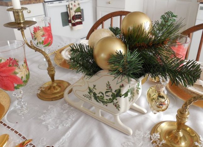 Holiday tablescape: the Golden Glow of Christmas | VFCstyle.comVFCstyle.com