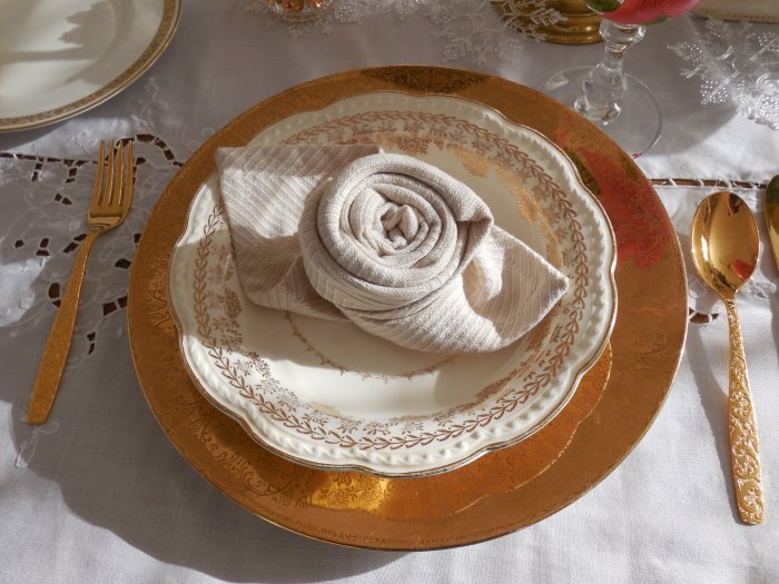 Golden Christmas table | Vintage Floral Cottage