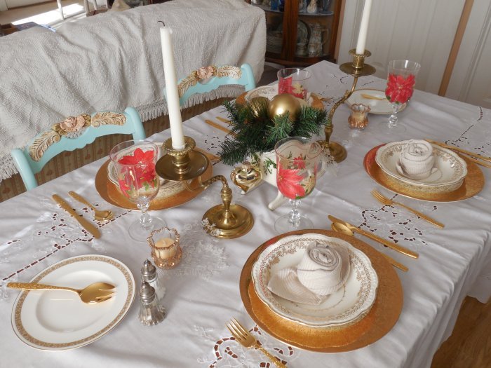 Golden Christmas table | Vintage Floral Cottage