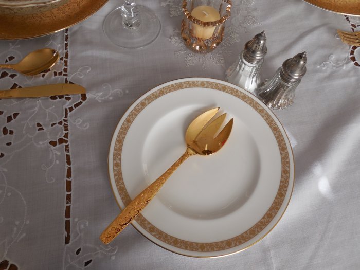 Golden Christmas table | Vintage Floral Cottage