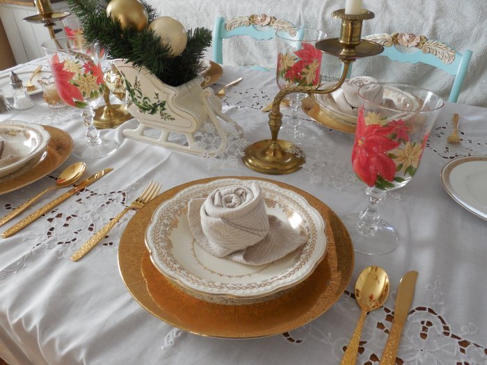 Golden Christmas table | Vintage Floral Cottage