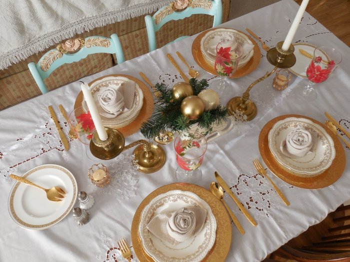 Golden Christmas table | Vintage Floral Cottage