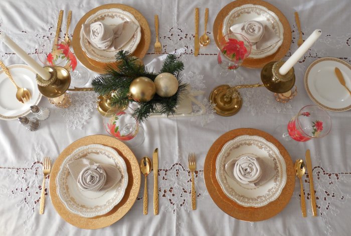 Golden Christmas table | Vintage Floral Cottage