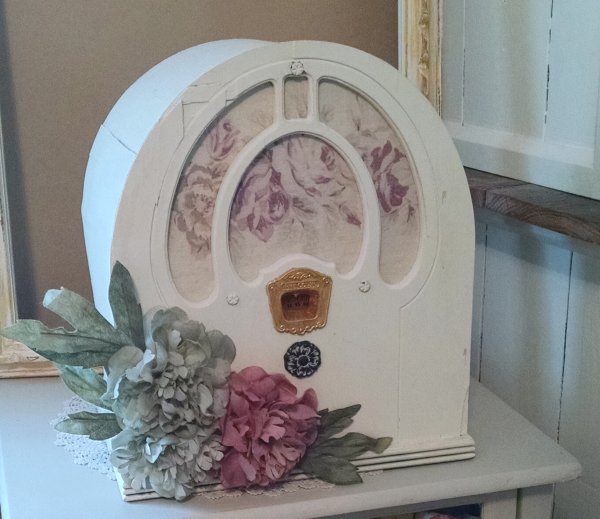 Repurposed Radio | Vintage Floral Cottage