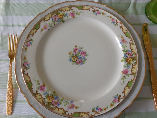 Vintage Dinnerware summer tablescape | Vintage Floral Cottage