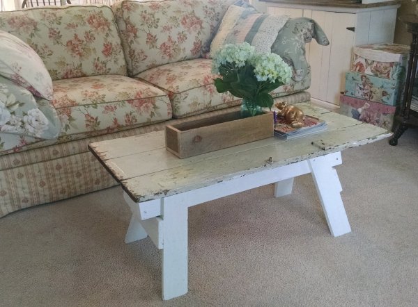 From sawhorse to coffee table | Vintage Floral Cottage