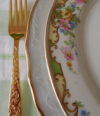 Vintage Dinnerware summer tablescape | Vintage Floral Cottage