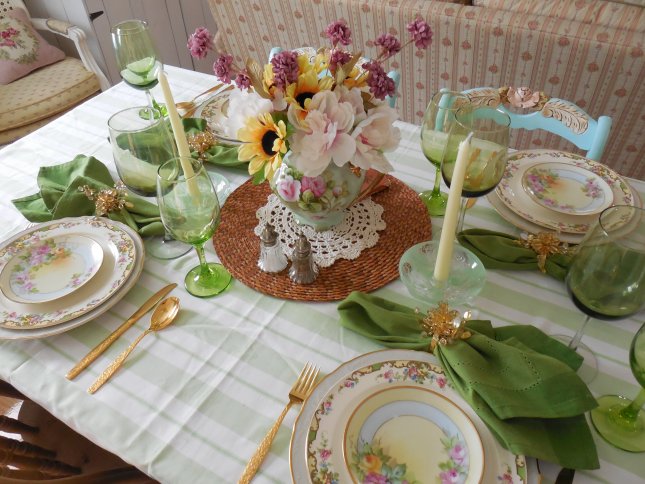 Vintage dinnerware summer tablescape | Vintage Floral Cottage