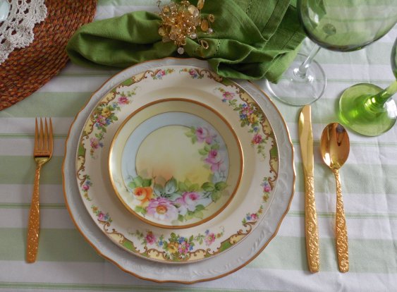 Vintage dinnerware summer tablescape | Vintage Floral Cottage