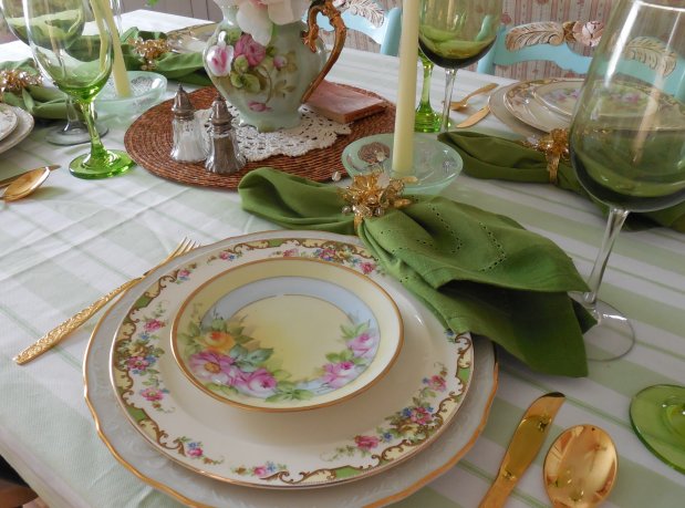 Vintage dinnerware summer tablescape | Vintage Floral Cottage