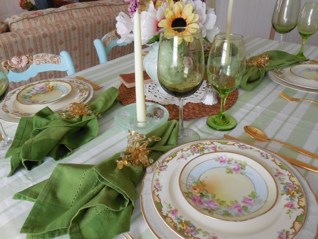 Vintage dinnerware summer tablescape | Vintage Floral Cottage