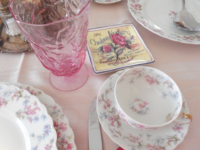 Faded Summer Early Fall Tablescape using antique Limoges china #fadedsummer #earlyfalltablescape #earlyfalldecorating #fadedfloraltable #tablescaping #prettytableideas