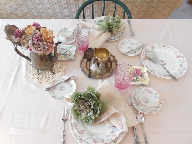 Faded Summer Early Fall Tablescape using antique Limoges china #fadedsummer #earlyfalltablescape #earlyfalldecorating #fadedfloraltable #tablescaping #prettytableideas