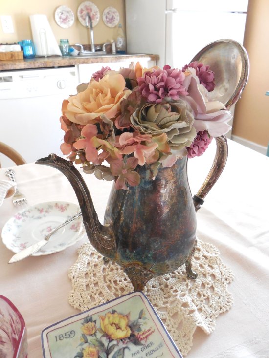 Faded Summer Early Fall Tablescape using antique Limoges china #fadedsummer #earlyfalltablescape #earlyfalldecorating #fadedfloraltable #tablescaping #prettytableideas