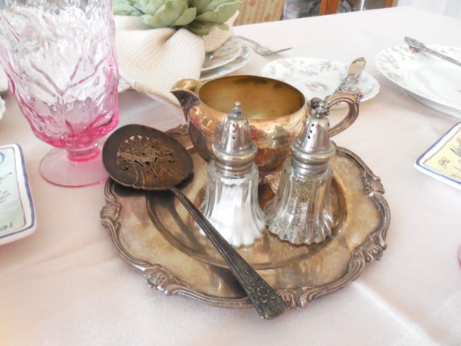 Faded Summer Early Fall Tablescape using antique Limoges china #fadedsummer #earlyfalltablescape #earlyfalldecorating #fadedfloraltable #tablescaping #prettytableideas