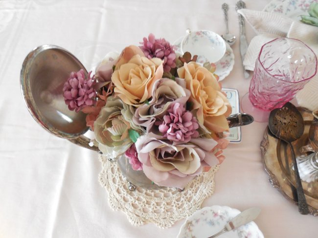 Faded Summer Early Fall Tablescape using antique Limoges china #fadedsummer #earlyfalltablescape #earlyfalldecorating #fadedfloraltable #tablescaping #prettytableideas