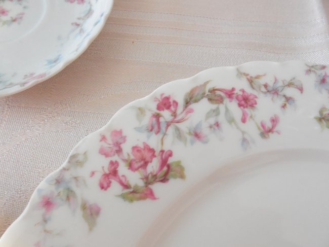 Faded Summer Early Fall Tablescape using antique Limoges china #fadedsummer #earlyfalltablescape #earlyfalldecorating #fadedfloraltable #tablescaping #prettytableideas