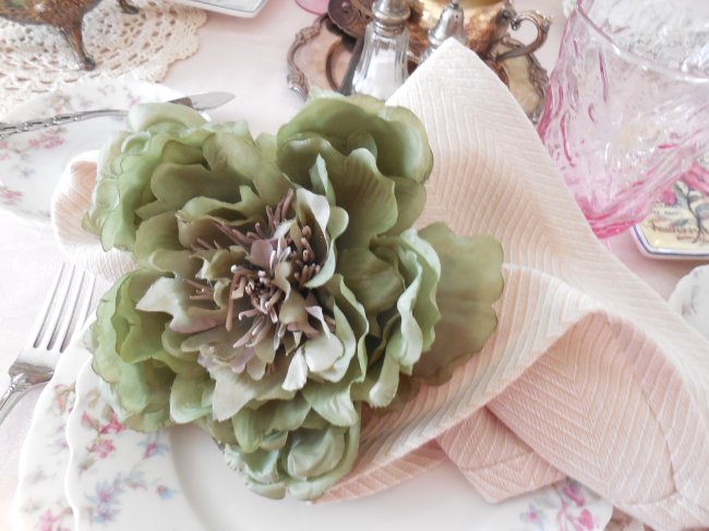 Faded Summer Early Fall Tablescape using antique Limoges china #fadedsummer #earlyfalltablescape #earlyfalldecorating #fadedfloraltable #tablescaping #prettytableideas