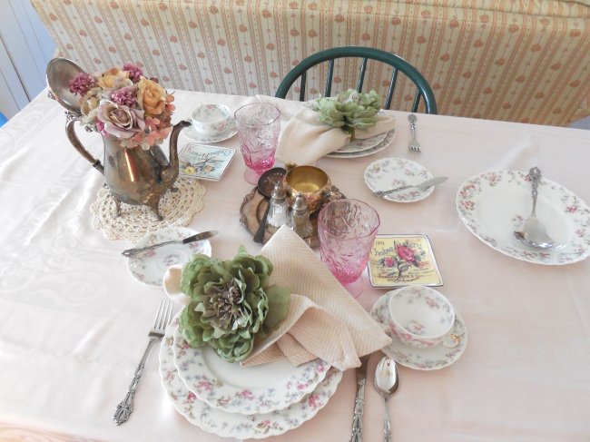 Faded Summer Early Fall Tablescape using antique Limoges china #fadedsummer #earlyfalltablescape #earlyfalldecorating #fadedfloraltable #tablescaping #prettytableideas