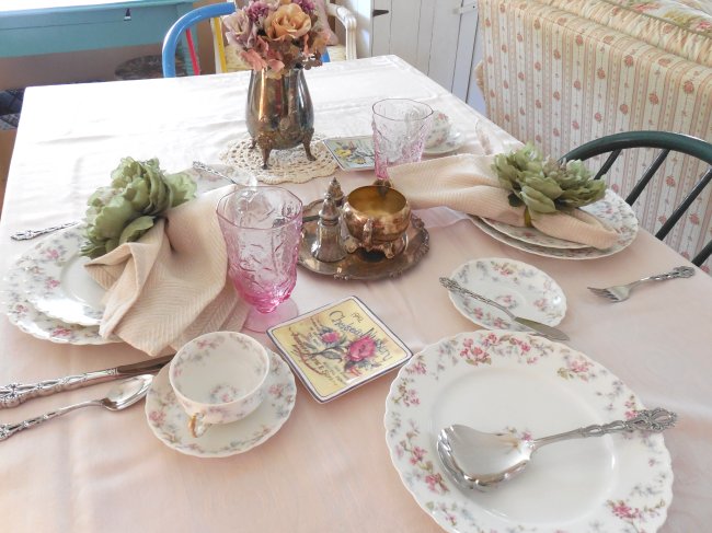 Faded Summer Early Fall Tablescape using antique Limoges china #fadedsummer #earlyfalltablescape #earlyfalldecorating #fadedfloraltable #tablescaping #prettytableideas