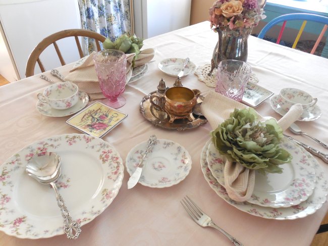 Faded Summer Early Fall Tablescape using antique Limoges china #fadedsummer #earlyfalltablescape #earlyfalldecorating #fadedfloraltable #tablescaping #prettytableideas