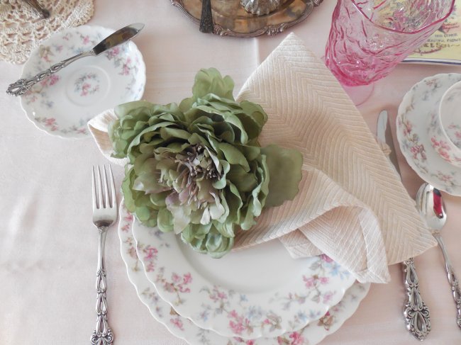 Faded Summer Early Fall Tablescape using antique Limoges china #fadedsummer #earlyfalltablescape #earlyfalldecorating #fadedfloraltable #tablescaping #prettytableideas