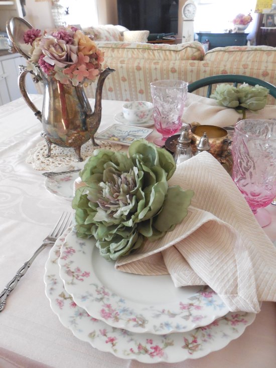 Faded Summer Early Fall Tablescape using antique Limoges china #fadedsummer #earlyfalltablescape #earlyfalldecorating #fadedfloraltable #tablescaping #prettytableideas