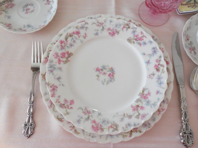 Faded Summer Early Fall Tablescape using antique Limoges china #fadedsummer #earlyfalltablescape #earlyfalldecorating #fadedfloraltable #tablescaping #prettytableideas