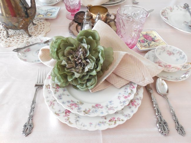 Faded Summer Early Fall Tablescape using antique Limoges china #fadedsummer #earlyfalltablescape #earlyfalldecorating #fadedfloraltable #tablescaping #prettytableideas