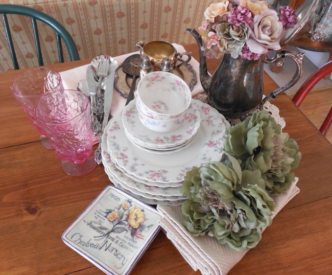 Faded Summer Early Fall Tablescape using antique Limoges china #fadedsummer #earlyfalltablescape #earlyfalldecorating #fadedfloraltable #tablescaping #prettytableideas