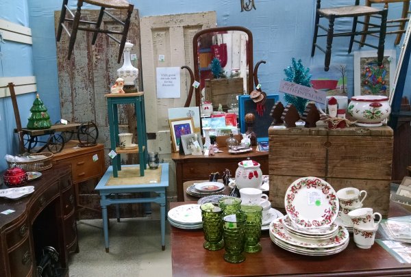 Antique mall booth | Vintage Floral Cottage