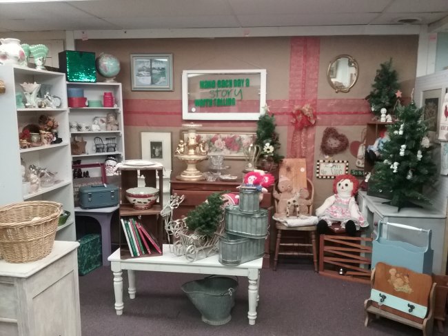 Walk in the woods antique mall booth | Vintage Floral Cottage