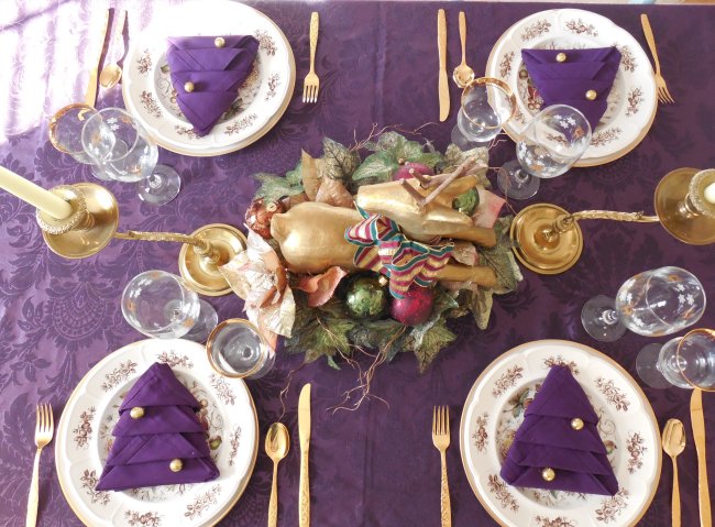 Elegant deep purple Christmas tablescape | Vintage Floral Cottage