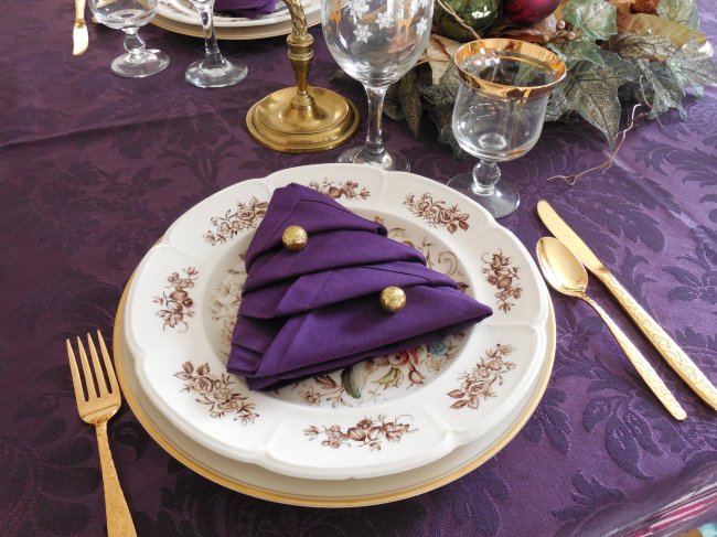 Elegant deep purple Christmas tablescape | Vintage Floral Cottage