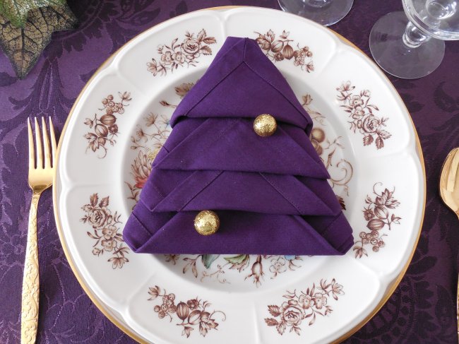 Elegant deep purple Christmas tablescape | Vintage Floral Cottage