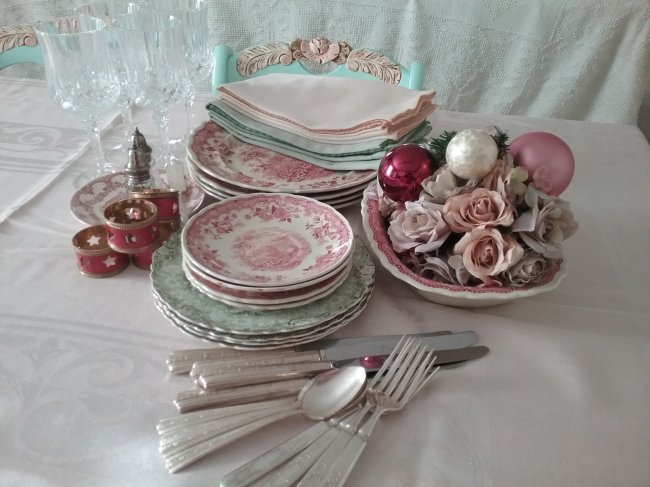 Red and green transferware tablescape | Vintage Floral Cottage