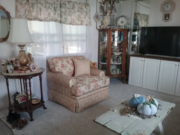 Trailer living room | Vintage Floral Cottage