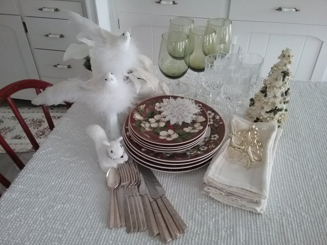 Winter's Majesty Table | Vintage Floral Cottage