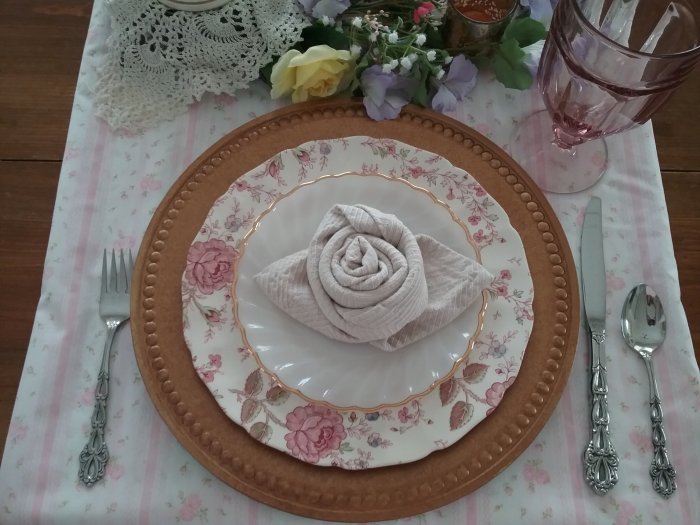 Valentines Day 2020 table | Vintage Floral Cottage