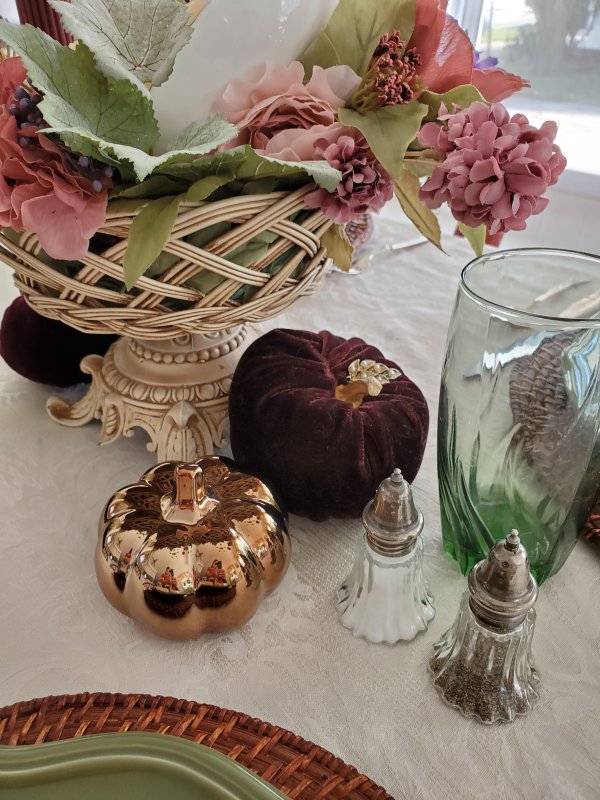 Fall Thanksgiving Tablescape by VFCstyle.com