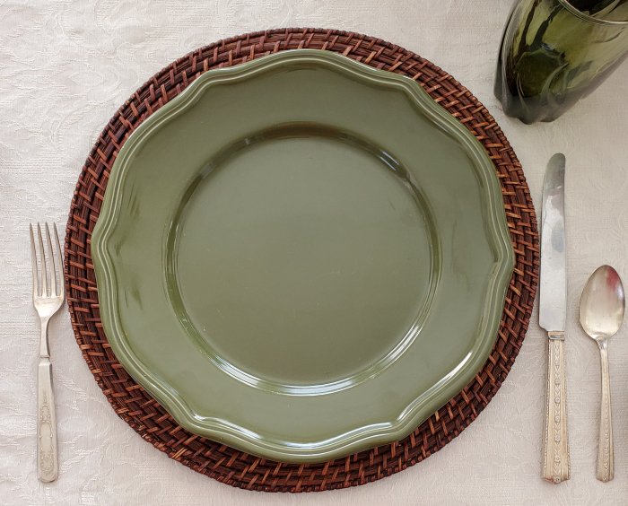 Home Trends dark green dinner plates in a Fall Thanksgiving tablescape by VFCstyle.com