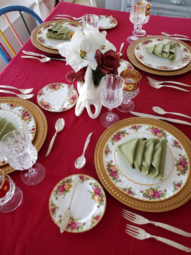 Christmas tablescape with Old Country Roses | VFCstyle.comVFCstyle.com