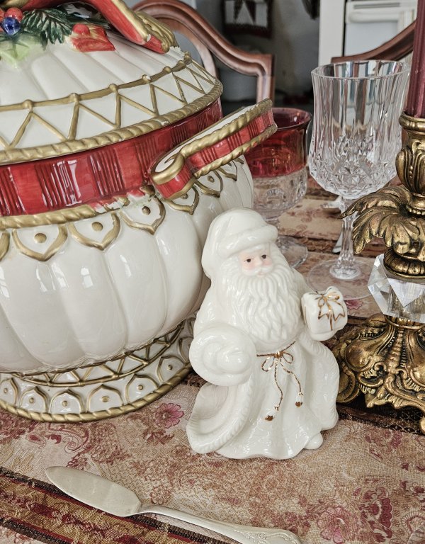 2023 Fitz & Floyd soup tureen Christmas table